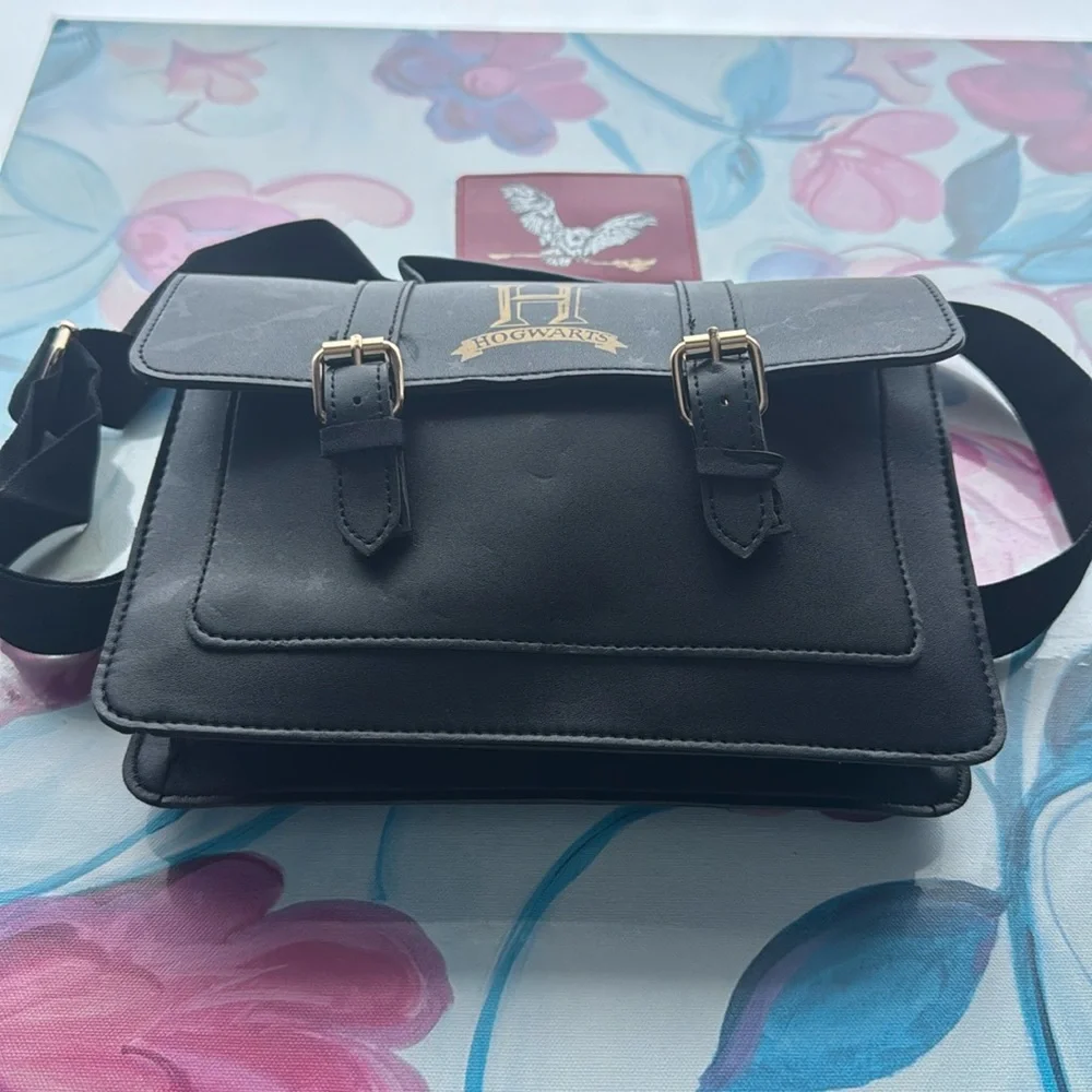 Harry Potter Hogwarts black bag with adjustable shoulder strap and card case